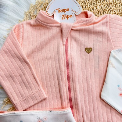 Kit 2 Macacões + Babador Bandana Flores e Canelado - Rose e Off White Kit 2 Macacões + Babador Bandana Flores e Canelado - Rose e Off White